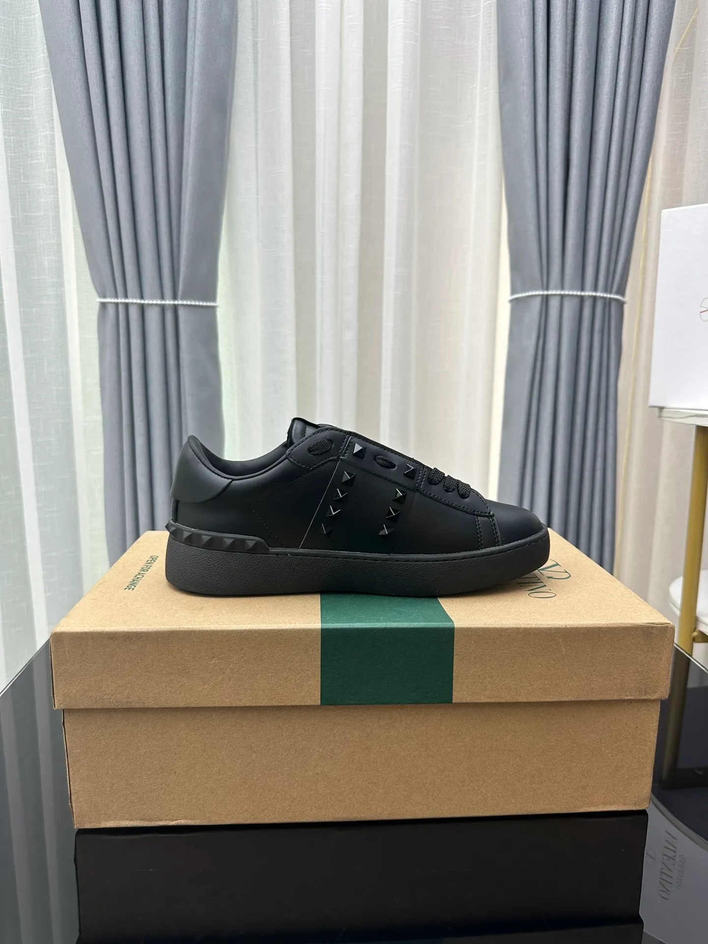 👟👟Ex-factory price 480👟👟 Women's shoes Women's clothing Women's shoes Women's clothing Valentino Valentino GARAVANI O👟👟Ex-factory price EN DISCO Rivets Thick sole Casual sports shoes Heightening white shoes Original purchase and development Production V family classic series Willow nail white shoes Counter hot sale brand new Huge 6.5cm platform thick sole matches the original classic series. A perfect favorite for short people. Comes with exquisite packaging at the counter 🛍📦 ▪️ Fabric: Original custom imported calfskin ▪️ Lining: Imported custom soft cowhide lining ▪️ Sole: Original molded ultra-light rubber foam material ▪️ Bottom thickness: 6.5 ▪️ Size: Women's 35-45 (45 is custom-made and non-returnable)